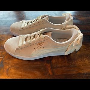 Puma suede bow-back sneakers Wm 6.5